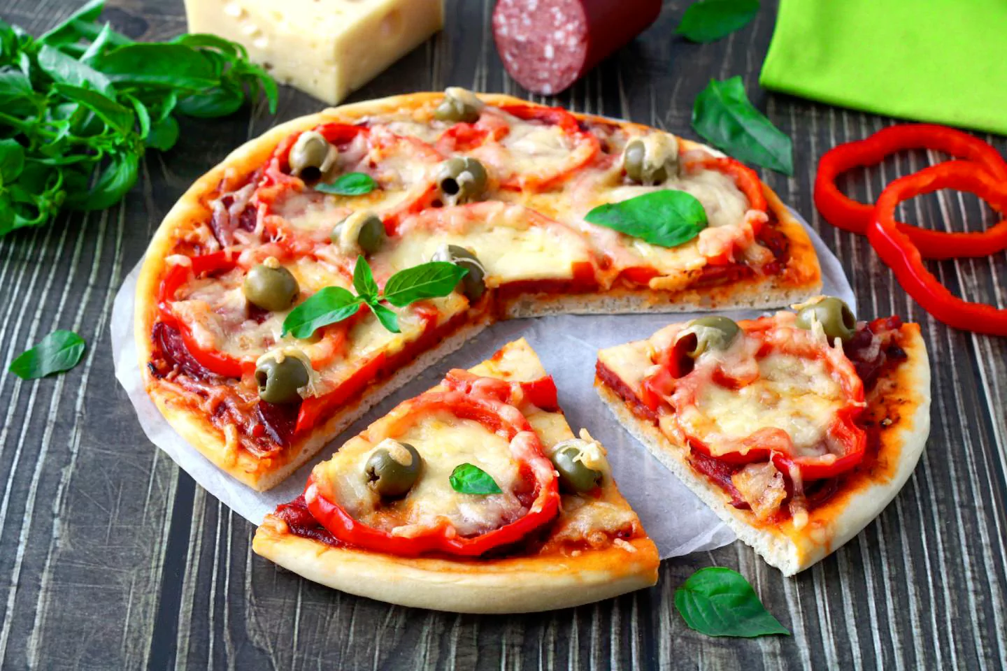 Пицца классическая с колбасой и сыром